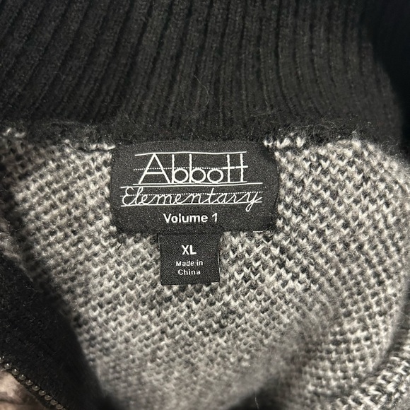 Geometric Black and White Zip-Up Sweater - Picture 4 of 4